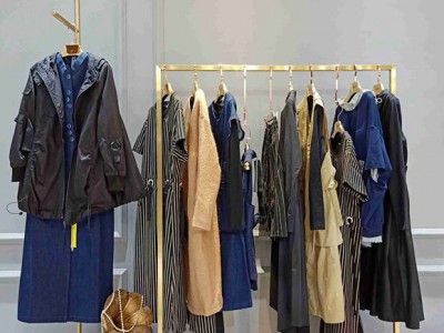 马可未品牌折扣服装加盟批发原单2019新款连衣裙图3